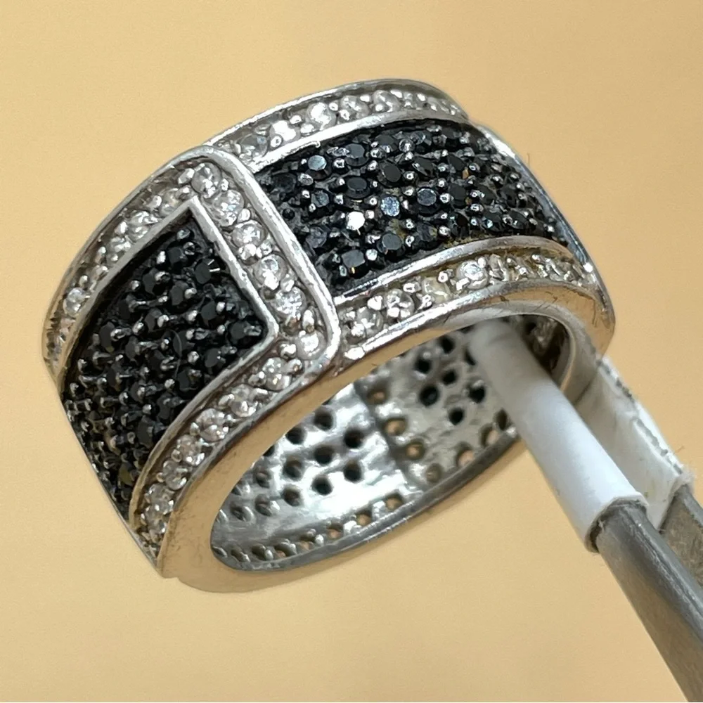 Beautiful Unsigned 925 Sterling Silver Black White Cubic Zirconia Wide Band Ring